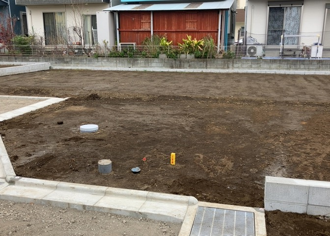 土地の面積＝住宅面積ではありません。建ぺい率の問題などで、土地のある場所によって住宅を建てられる面積は限られています。高さもしかり、「土地」という言葉の中には、建築条件も含まれると考えておきましょう。