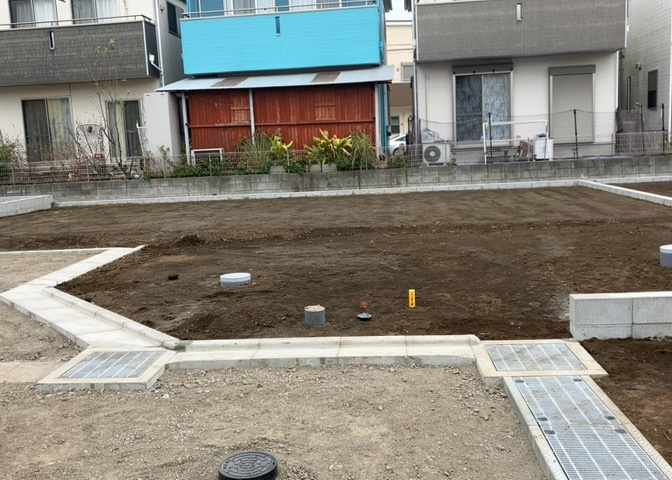 家を建てる場合、方位は要チェックです。現実的に日当たりのよい家ならばリビングは南側、建築基準法でも北側に当たる家への配慮は求められています。土地を見学に行く際は、方位磁針を持って行くようにしましょう。