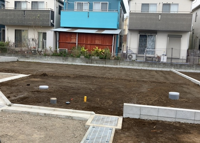 土地を買う際、住む地域の自治体や福祉の補助制度にも注目してみましょう。子供や老人の医療補助やゴミ出しのルールなど、自治体によってルールに大きな違いがあるため、暮らしやすい土地で判断するとよいでしょう。