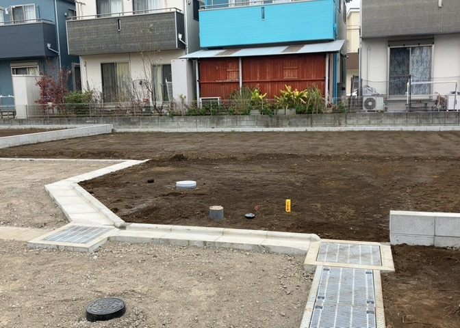 土地の前の道路に消火栓が設置されていることがあります。この場合、道路交通法第45条第1項により、駐車禁止の場所が指定されています。そのため、車庫などの駐車スペースをつくることができない場合があります。