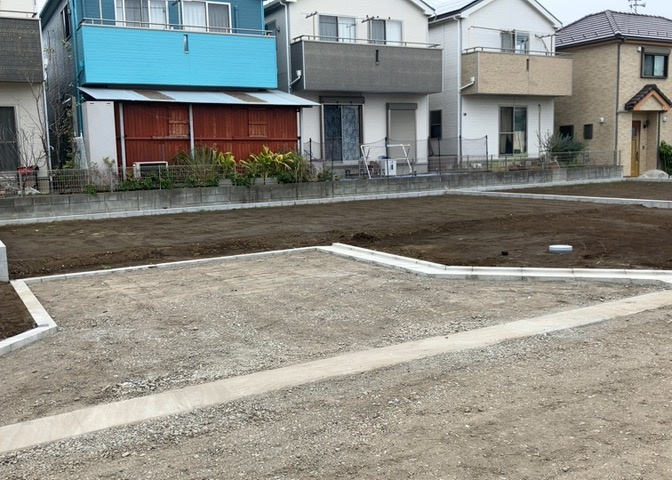 現地に行くなら、物件の周囲の地形がどうなっているかを見ることも大切です。周辺より低くなっている土地では、大雨などで水が集まりやすいため、地盤が弱くなっているということも考えられるため、注意が必要です。
