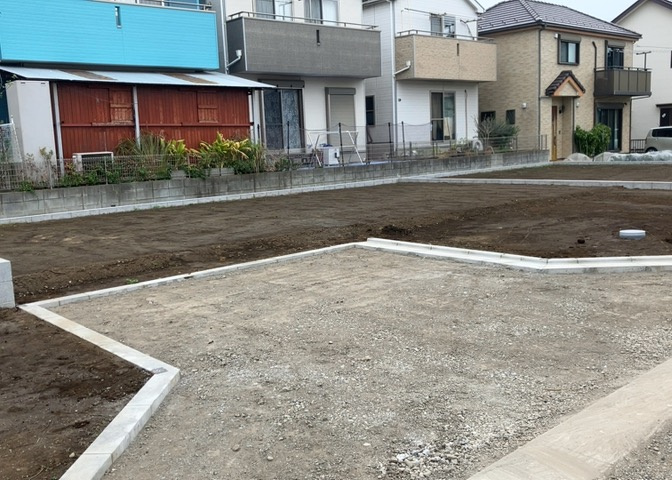 土地購入を検討されている場合、境界杭がない状態で購入してしまうと境界確定測量をする必要があり、費用がかかります。購入の前に、売主、隣土地所有者立ち合いのもと境界を確定し境界杭を設置するのがベストです。