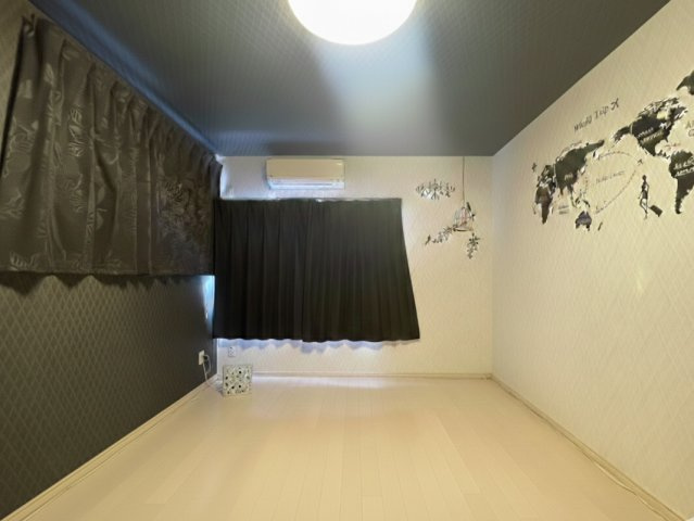 落ち着いた色合いのアクセントクロスが印象的な洋室。収納スペースも備え、主寝室としてゆったりお使いいただけます。窓からの採光も確保され、明るさと落ち着きを兼ね備えた空間。家具の配置もしやすい整形間取り。