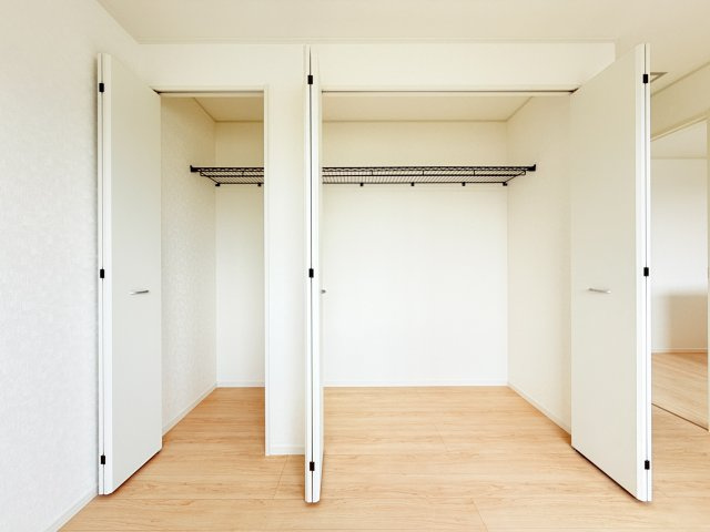 普段使いのお洋服や小物はもちろん、季節物のお洋服などもしっかりと整理整頓おしまい頂けます。居室空間をより広く隅々までお使いいただけますね。