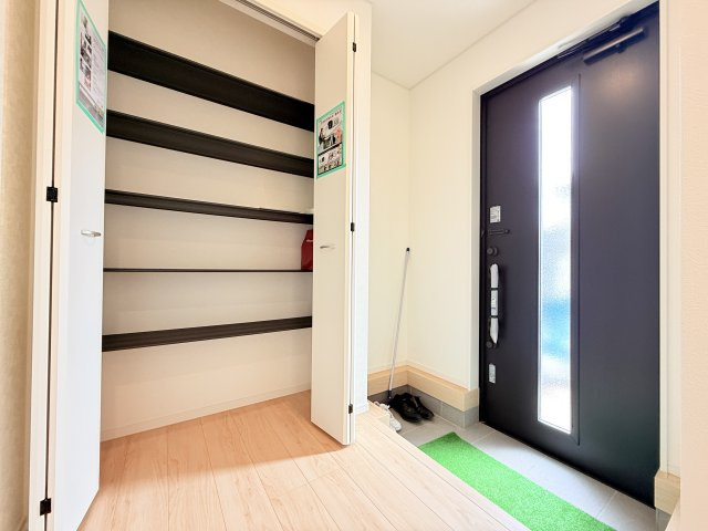 気持ちの良い一日の始まりは笑顔でスタートしたいですよね。玄関ホールがスッキリ広々としていると帰る時も出ていく時も気持ちが良いものです！
