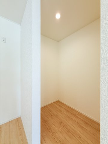 普段使いのお洋服や小物はもちろん、季節物のお洋服などもしっかりと整理整頓おしまい頂けます。居室空間をより広く隅々までお使いいただけますね。