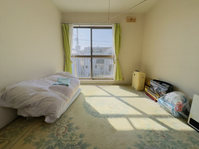 既存物件2階南側の部屋日当たり良好