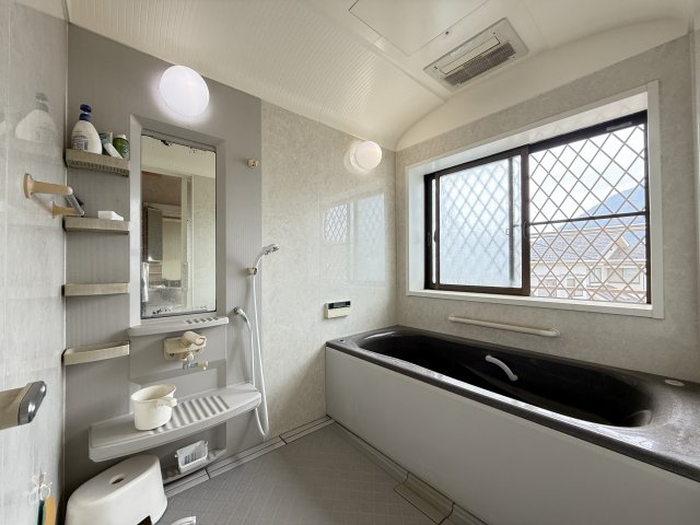 大きな窓から自然光が差し込む明るい浴室です。落ち着いた色合いの浴槽はゆったりと足を伸ばせるサイズで、一日の疲れを心地よく癒せます。換気もしやすく、清潔で快適なバスタイムを過ごせる空間です。