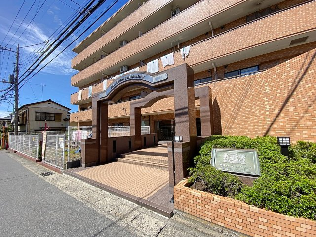 敷地内へと導くゆとりあるエントランスアプローチ。清潔感あふれる空間デザインが、住まう方や訪れるゲストを優しく迎え入れてくれます。毎日の通勤や通学、お出かけを快適にサポートしてくれる空間です。