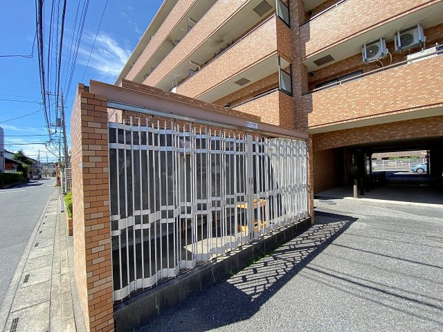 綺麗に管理・清掃が行き届いた共用ゴミ捨て場スペース。敷地内に設置されているため、毎日のゴミ出しもスムーズに行うことができます。住まう方の衛生面と快適な生活環境にしっかりと配慮された共用設備です。