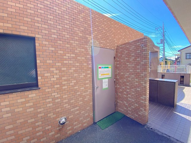 敷地内の清潔感ある共用ゴミ置き場。管理体制が良好で衛生的に保たれており、日々の生活動作をスムーズにサポートします。快適で住み心地の良い暮らしを支える頼もしい共用設備となっています。