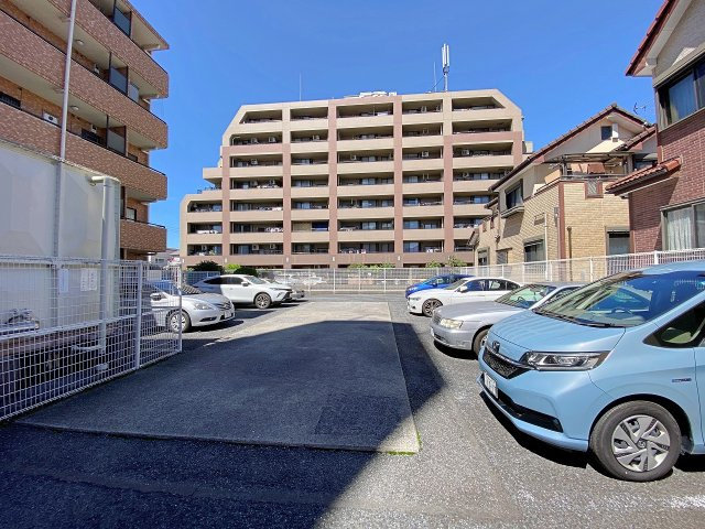 敷地内に確保されたゆとりある駐車場スペース。お車の出し入れがスムーズに行える動線設計で、雨の日のお出かけや重い荷物の積み下ろしもラクラクです。愛車を身近に保管できる安心感と利便性が魅力的な設備。
