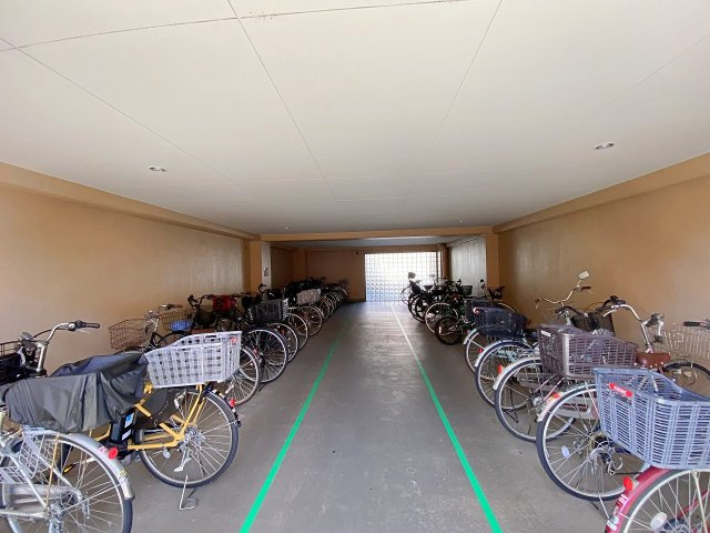 屋根付きで雨や日差しから大切な自転車を守れる駐輪場スペース。整理整頓が行き届いており、スムーズに出し入れが可能です。近所へのお買い物や日々の通勤・通学など、快適な移動をしっかりサポートします。