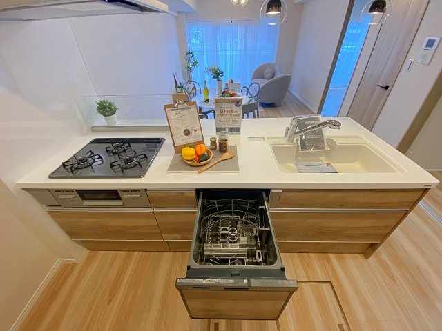 毎日の家事負担を大幅に軽減してくれる便利な食器洗い乾燥機を完備。手洗いよりも節水効果が高く、高温洗浄で衛生面も安心です。食後の後片付けがスムーズになり、ご家族との団らん時間を増やしてくれます。