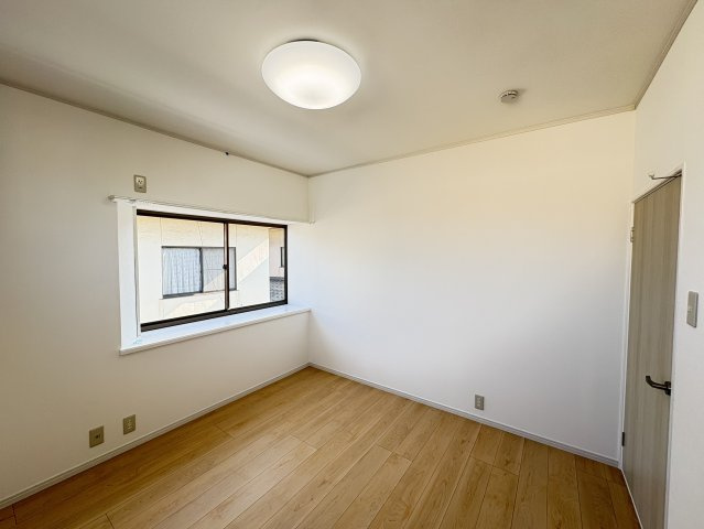 リフォーム済みの洋室は落ち着いた雰囲気で、ゆったりと過ごせる空間です。大きな窓から自然光が差し込み、明るさも確保。使い勝手の良い形状で、様々な用途に対応可能です。