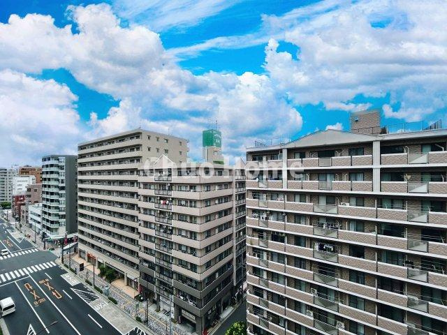 手を伸ばせば、ふれることが出来そうな環境が、そのままインテリアになったような印象です。その豊かな眺望にふさわしい空間には、通風・採光にも優れ、心地よい光と風があふれています