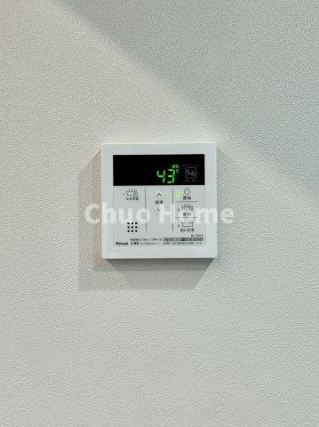 【給湯リモコン】外での一日を忘れさせてくれるオートバス機能でお好みの湯量・温度に調整された浴槽。