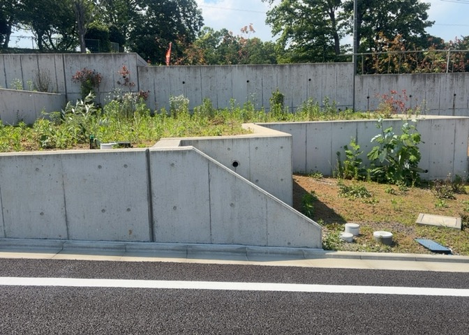 土地購入を検討されている場合、境界杭がない状態で購入してしまうと境界確定測量をする必要があり、費用がかかります。購入の前に、売主、隣土地所有者立ち合いのもと境界を確定し境界杭を設置するのがベストです。