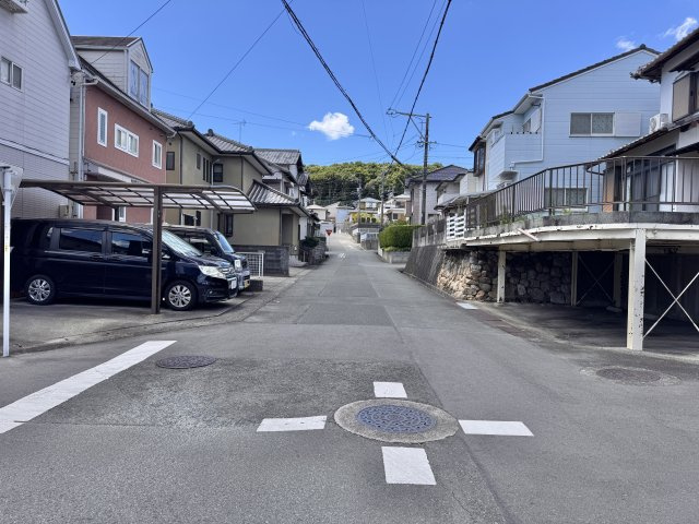 全面道路を東から西向きに撮影しました。