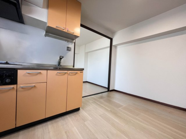 ダイニングキッチン。床は2026年に一部リフォーム済みです。※CG加工により、室内家具・小物類を消しております。実際は居住中のため室内に家具があります。