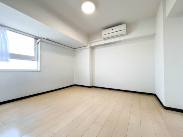 北側の洋室です。お二人でもお住いになれる2DKタイプのお部屋です。※CG加工により、室内家具・小物類を消しております。実際は居住中のため室内に家具があります。
