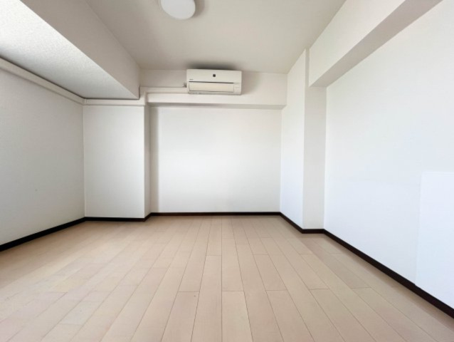 独立したお部屋が2部屋あり。廊下を挟んでいる間取りのためプライベートを保ちながら使えます。※CG加工により、室内家具・小物類を消しております。実際は居住中のため室内に家具があります。