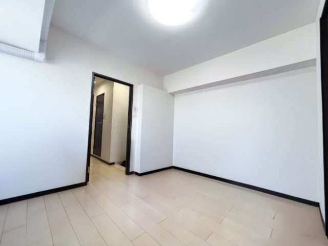 南側の洋室（約5帖）こちらのお部屋には大型のクローゼット収納があります。※CG加工により、室内家具・小物類を消しております。実際は居住中のため室内に家具があります。