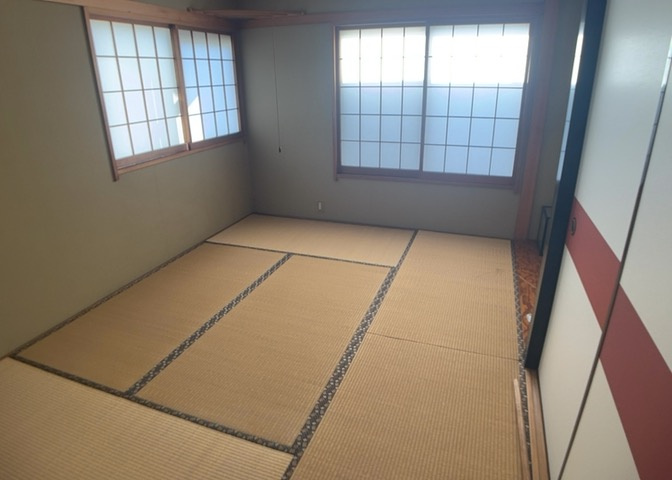 洋室のメリットは重い家具が置きやすく、身の回りが整理しやすいことです。　床がフローリングのため畳とは異なり凹みにくいです。　クローゼットなど収納が豊富で、普段使わない旅行カバンや服の整頓も簡単にです。