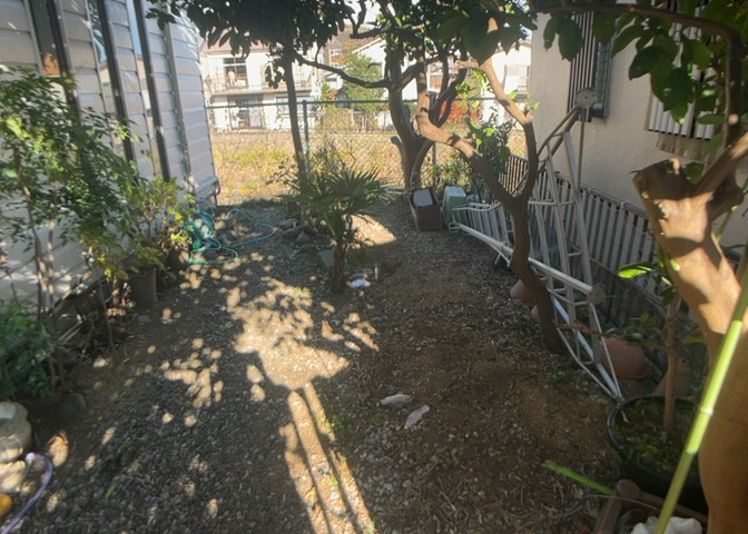庭があることでガーデニングや家庭菜園はもちろん、こどもの遊び場やペットを放して遊ぶことができます。また、家の周囲に余裕があるということです。隣地との間があれば、十分な日当たりと、風通しが確保できます。