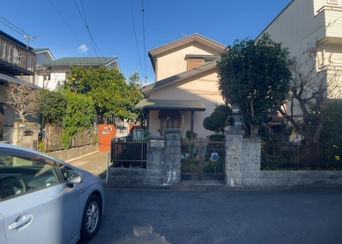 住宅用の土地では前面道路に2m以上接していなければならないと法律で定められています。しかし、お持ちの車のサイズやライフスタイルなどにより、2mでは利便が悪い場合もございますので、事前に確認しましょう。