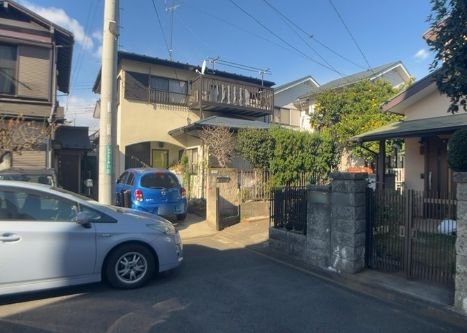 お持ちの車種によっては前面道路が広い方が便利でしょう。しかし、前面道路が広ければその分交通量が多くなるため、騒音などが気になる場合があります。実際に現地を見学し、周辺交通量や騒音などを確認しましょう！