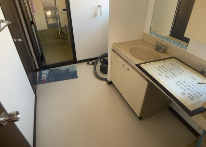 多くの戸建て住宅で見かける洗面脱衣所は、洗面台と洗濯機が2畳ほどのスペースに並べられていて、洗面所が脱衣所を兼ね備えている間取りが一般的です。お客様が利用することもある、パブリックな空間でもあります。