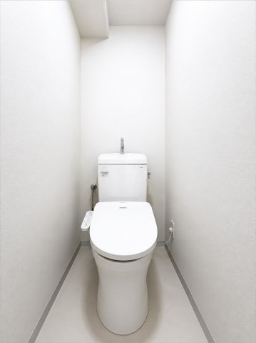 ◆清潔感のある白を基調とした落ち着ける空間。小窓をもうけていますので、こもりやすい空気の入れ替えも簡単に行えますね！
