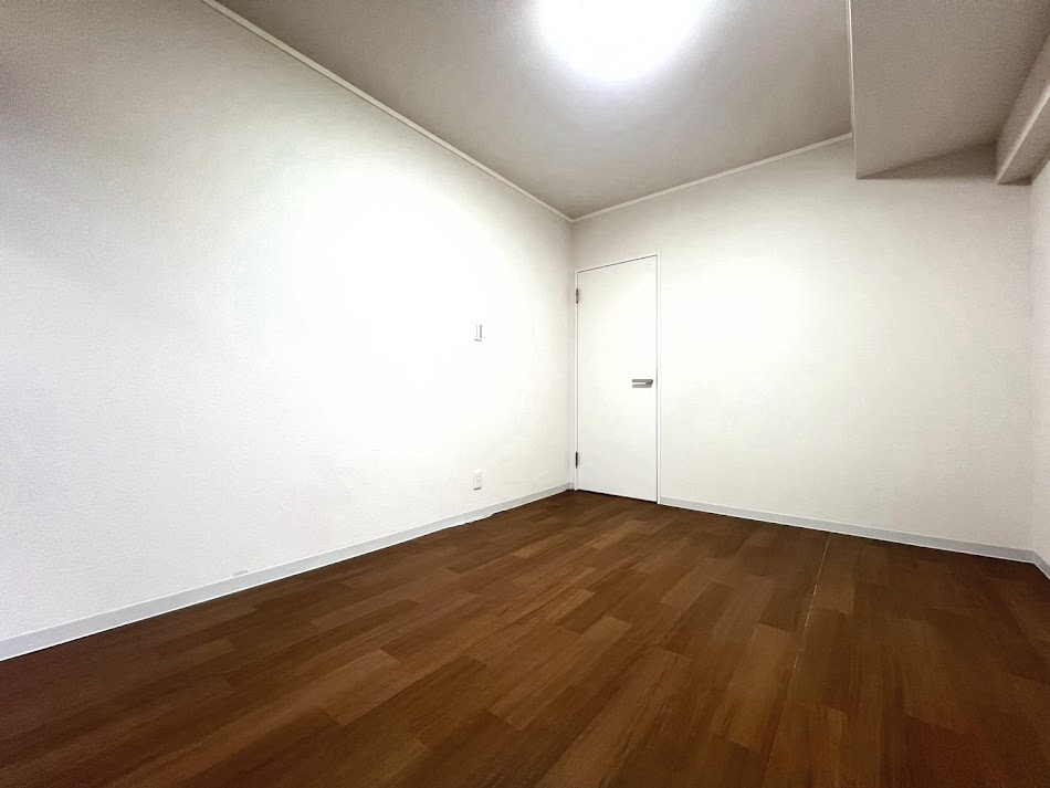 ◆室内はいつも明るい印象なので気持ちの良い朝を迎えられます。各部屋にはクローゼットを完備しており、収納が多いお家はすっきりして快適空間です。