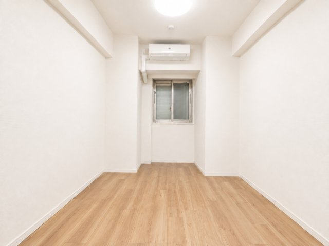 約5.5帖の洋室。お子様部屋や趣味のお部屋にぴったりの広さです。　※掲載写真はAIによる画像加工で家具・小物等を削除しています。実際の室内状況とは異なる場合があります。