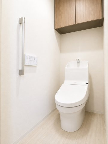 収納付きのトイレ。トイレットペーパーや清掃用具などをすっきり収納可能です。　※掲載写真はAIによる画像加工で家具・小物等を削除しています。実際の室内状況とは異なる場合があります。