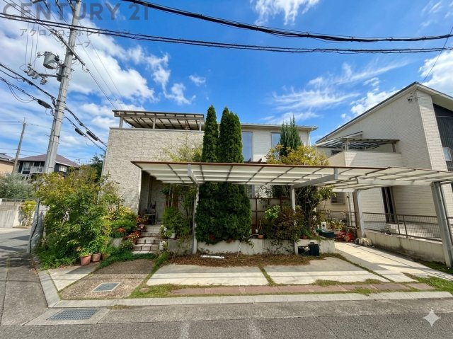 居室は全て6帖以上、リビングルームは約20帖とゆとりある間取りです。太陽光・蓄電器設置。