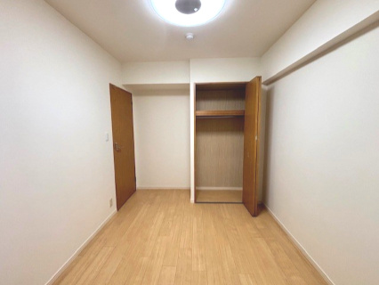 無駄なく収納できるように棚やパイプの位置にもこだわって設計しています。2026年9月撮影