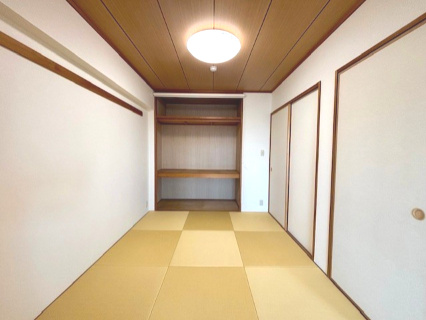 寝室や客間など多用な活用が考えられる和室はすっきりと落ち着いた雰囲気を大切にしました。2026年9月撮影