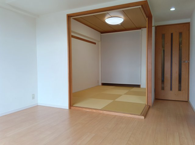 和室を開放して、リビングと合わせて広い空間とくつろげます。　2026年9月撮影