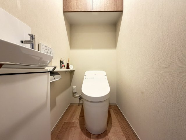 【トイレ】スタイリッシュなタンクレストイレ！もちろん温水洗浄便座です！