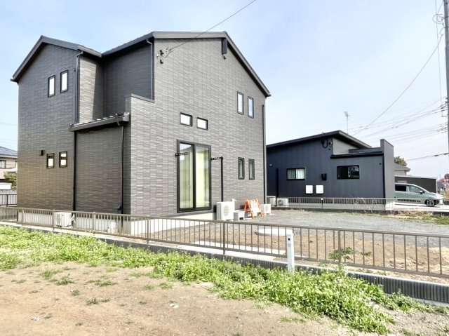 ■外観｜広々とした駐車スペースで楽々駐車可能！お買い物後もスムーズにお荷物を運べます♪