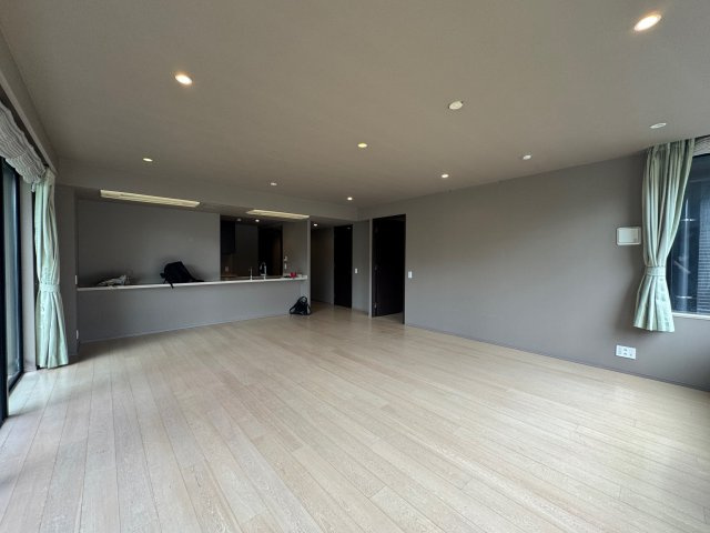 リフォーム前の写真。23.3帖の広大なLDK　。家具のレイアウト調整も自由です。