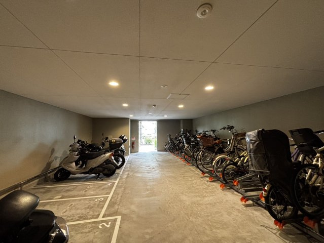 屋内にあるバイク置場と駐輪場は雨風に当たらず保管でき、出し入れもスムーズです。