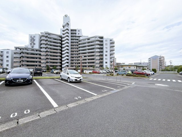 敷地内駐車場が使えます。縦列区画で2台駐車可能です