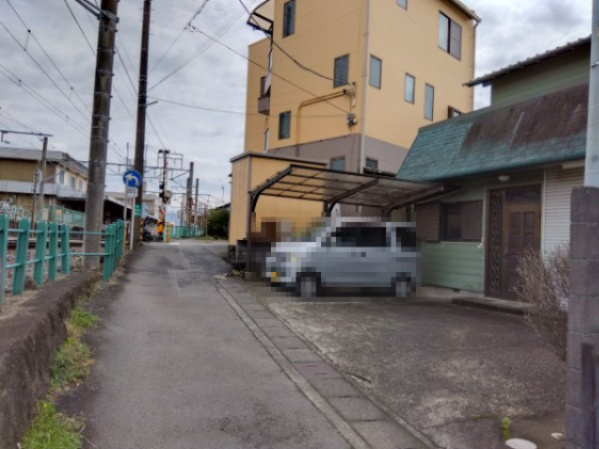 現状接道がなく再建築不可物件です。