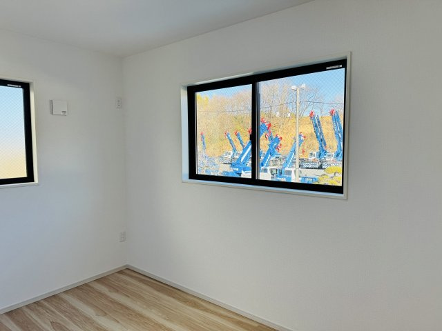 ～2階5.2帖の洋室　2面採光で明るく風通しの良いお部屋です～