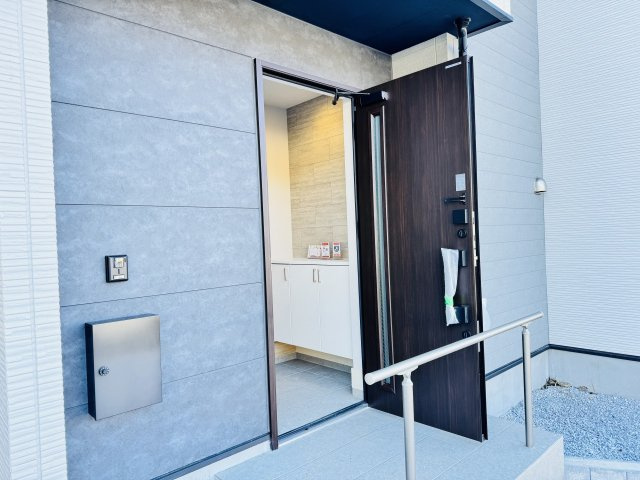 ～玄関は安心のWロックキーを採用～