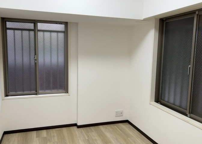 寝室でゆっくりと過ごすためにはベッド周りの適度な空間を担保することや窓の位置、照明の明るさ、寝室の広さなどを考える必要があります。自身や家族の構成とライフスタイルに併せて寝室にする部屋を選びましょう！