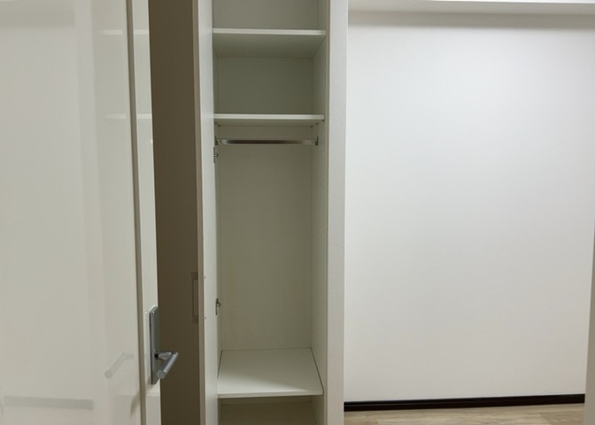 デザイン性を重視しすぎて収納が少なかった！なんてことにならないため、事前に現地で収納の数を確認しておくことをお勧めします。クローゼット以外にも床下収納や屋根裏収納、パントリーなどもチェックしましょう。